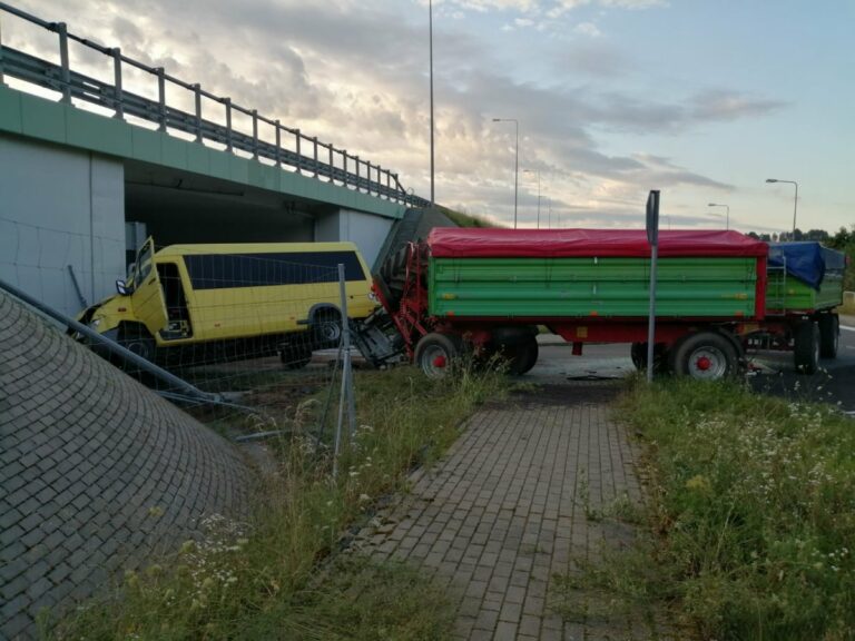 65-latek wyprzedzał busem. Doprowadził do zderzenia z traktorem