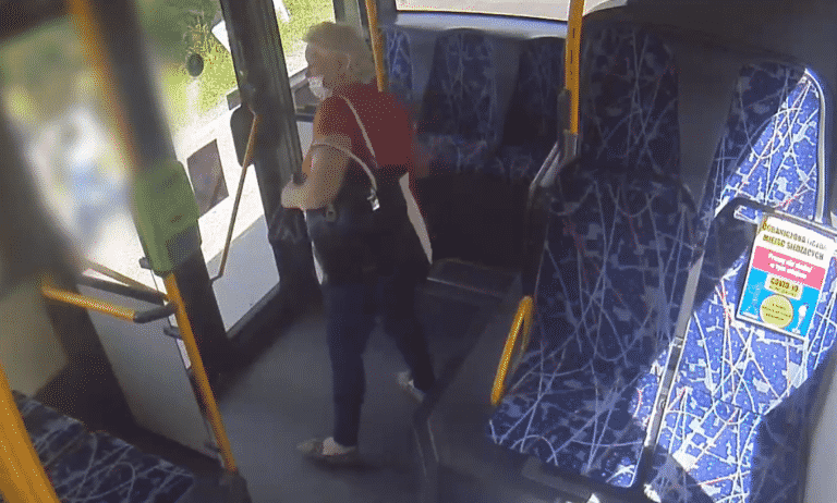 Wysiadając z autobusu zauważyła okazję. Policja poszukuje tej kobiety
