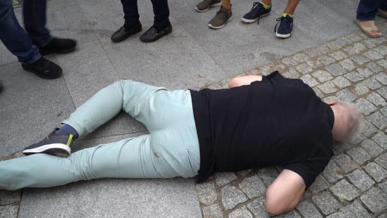 Protest w obronie TVN. Skopano kontrmanifestanta