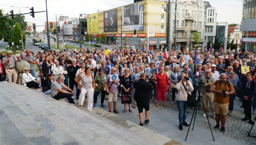 Protest w obronie TVN-u i wolnych mediów w Olsztynie. Pod ratuszem tłumy