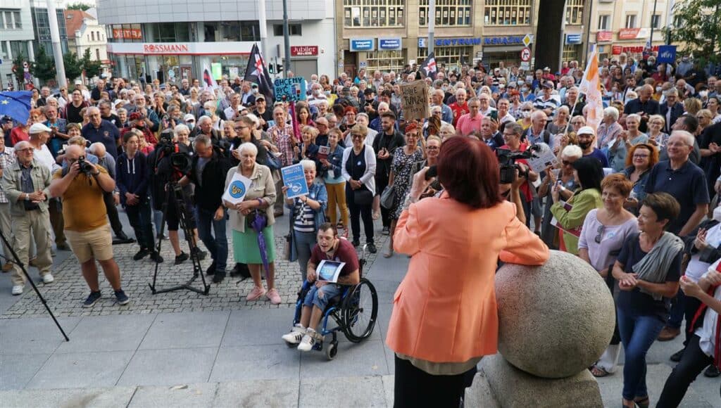 Protest w obronie TVN-u i wolnych mediów w Olsztynie. Pod ratuszem tłumy