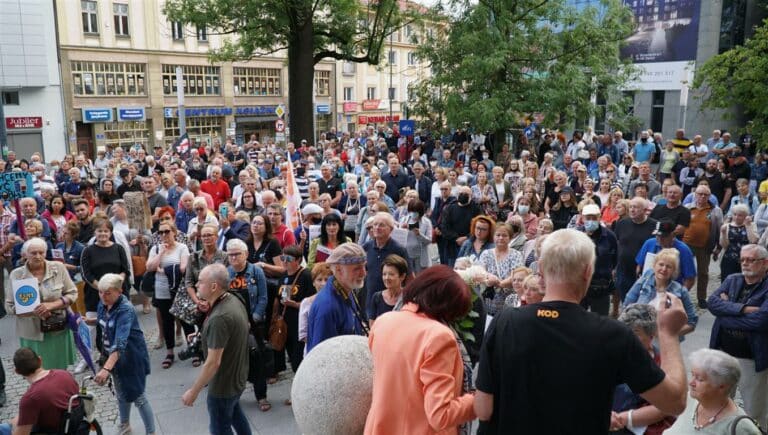 Protest w obronie TVN-u i wolnych mediów w Olsztynie. Pod ratuszem tłumy