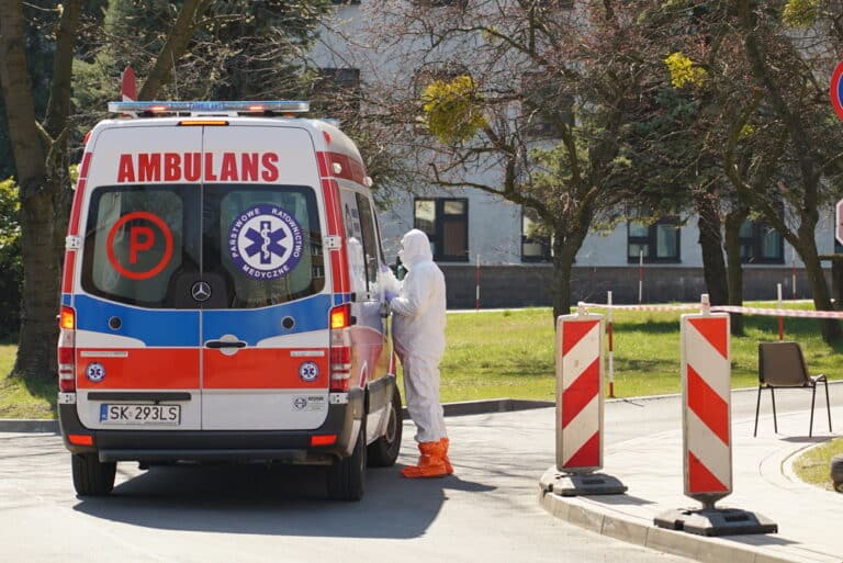 Zatrucie wśr&oacute;d niemal 30 młodych piłkarzy. Trafili do szpitali