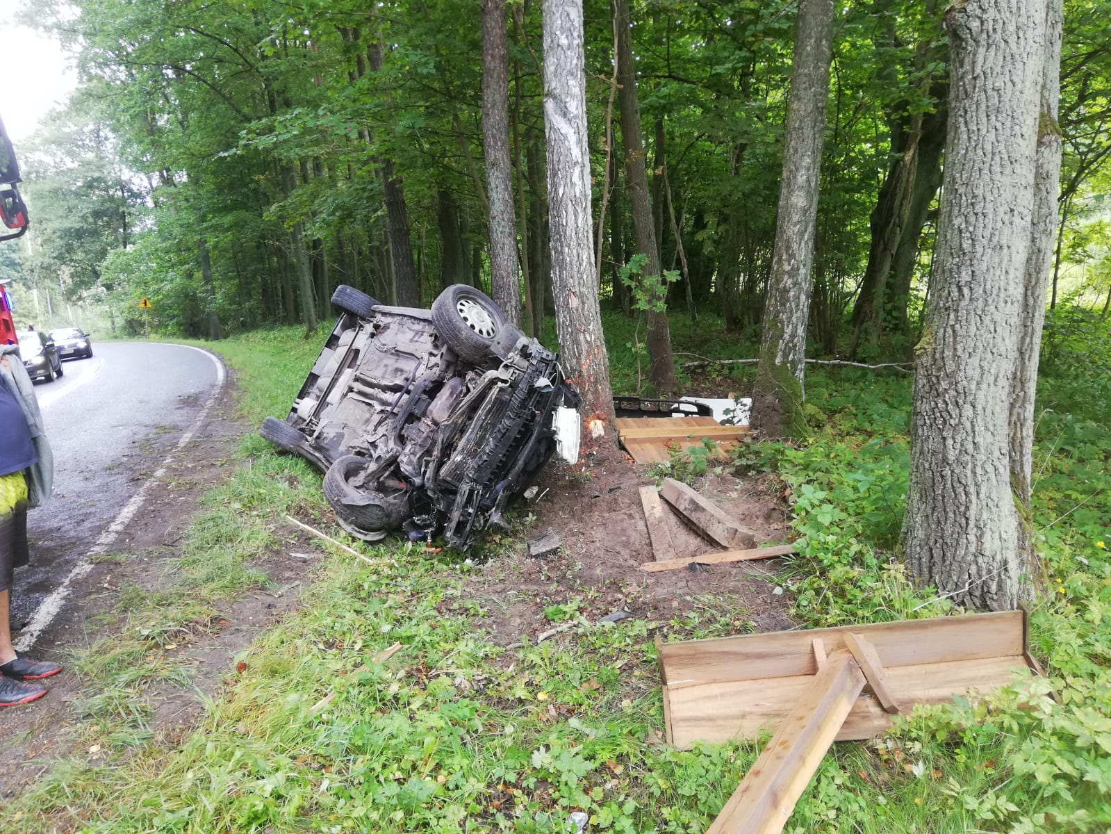 Utrudnienia w ruchu na DK-53. Auto wpadło na drzewo wypadek Galerie, Olsztyn