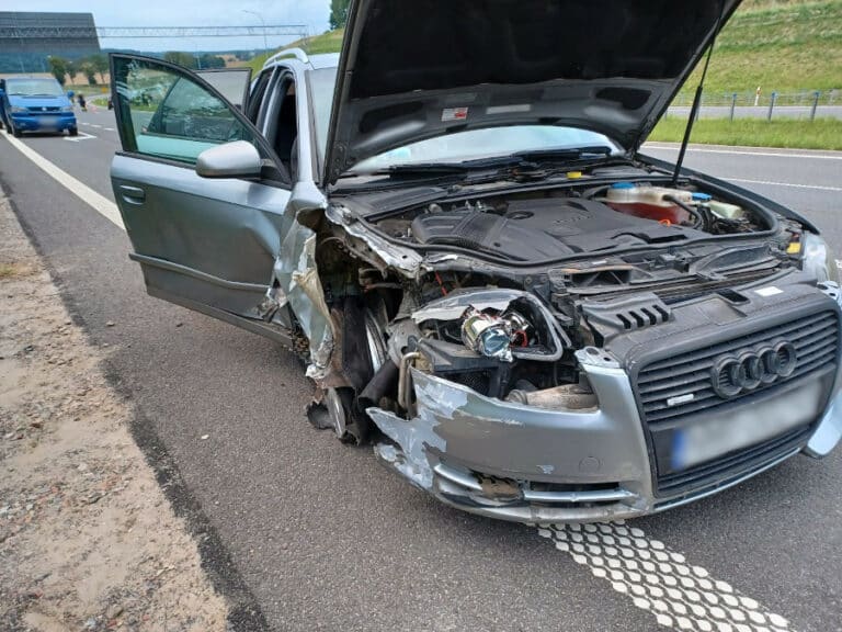 Audi uderzyło w tył lawety. Spadł z niej pojazd