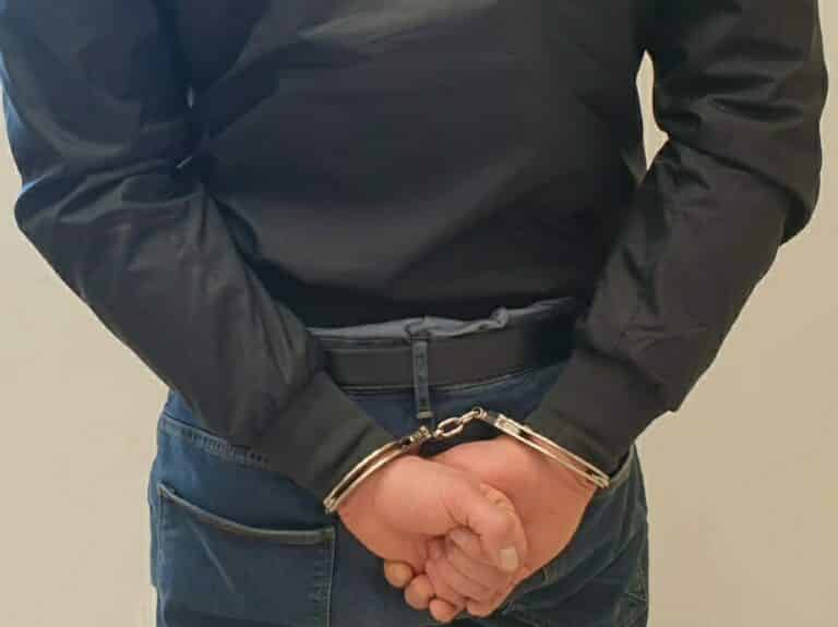 Ochrona myślała, że jest pijany. Okazało się, że poszukuje go sąd