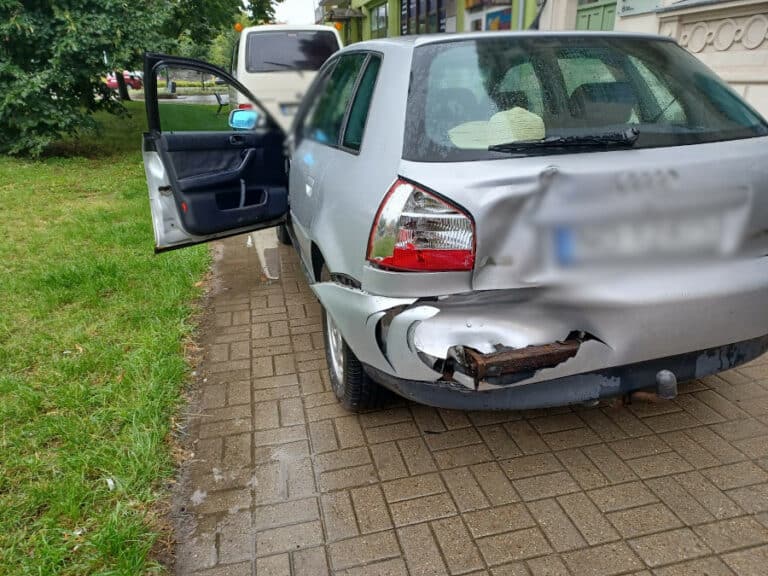 63-latek nie zachował ostrożności i wjechał w Audi