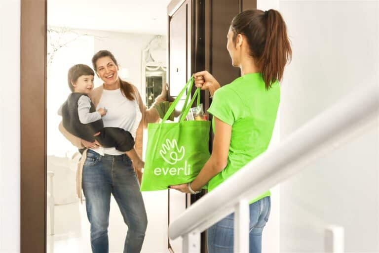 Everli. Masz wakacje lub właśnie je kończysz? Zamiast stać w kolejce do kasy, odpoczywaj w najlepsze, robiąc zakupy online!