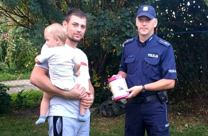 Dzielnicowy policji spotkał się z tatą 6-latka, dla którego zorganizował akcję charytatywną Na sygnale Iława, Olsztyn, Wiadomości, zPAP