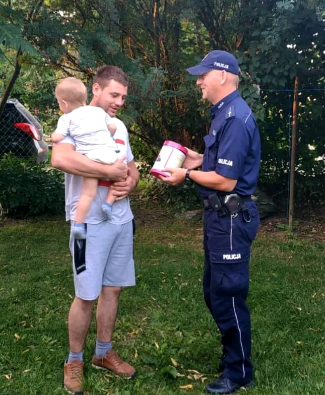 Dzielnicowy policji spotkał się z tatą 6-latka, dla którego zorganizował akcję charytatywną Na sygnale Wiadomości, Szczytno