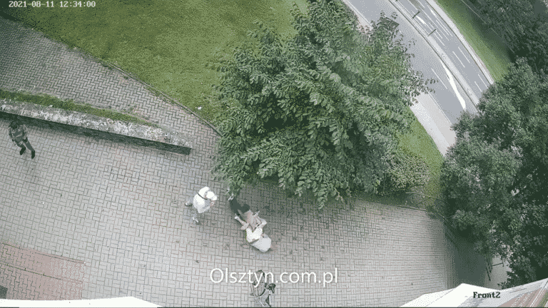 Mężczyźni pobili się pod samą kamerą. Walka trwała kilka minut