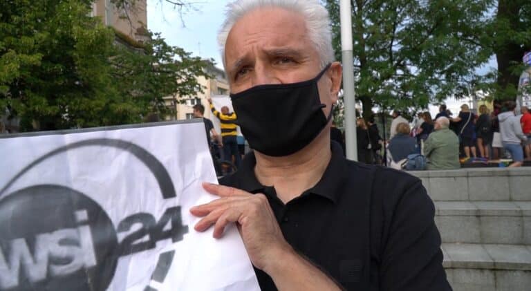 Incydent na proteście. Powalony na ziemię mężczyzna ma związki z telewizją TVN