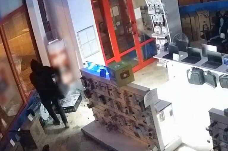 Wybił szybę w Komputroniku i w 30 sekund wyniósł sprzęt o wartości 30 tys. złotych