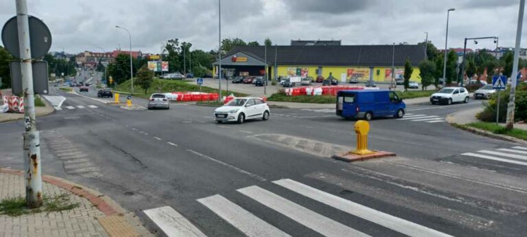 Nowe rondo na Jarotach. Kierowcy wciąż skarżą się na korki