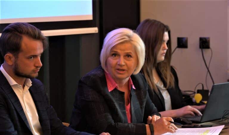 Prezes SM &bdquo;Jaroty&rdquo; publicznie oskarża senator. Lidia Staroń zarzuca arogancję zarządowi