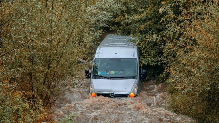 Nie żyje 60-latek. Autem pr&oacute;bowali przedostać się przez br&oacute;d rzeki