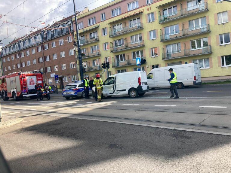 64-latek nieprawidłowo skręcał w centrum miasta. Wjechał pod tramwaj