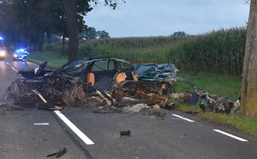 25-latek uderzył BMW w przydrożne drzewo. Poniósł śmierć na miejscu wypadek Wiadomości, Pisz