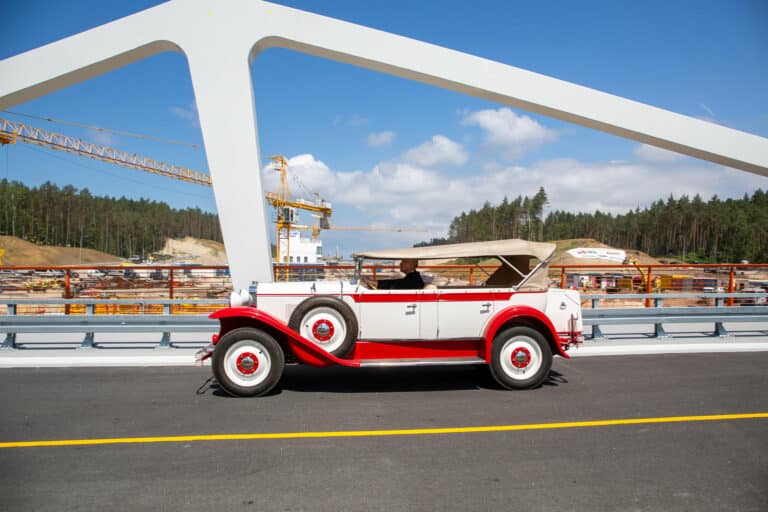 Turyści chętnie oglądali w wakacje budowę drogi wodnej przez Mierzeję