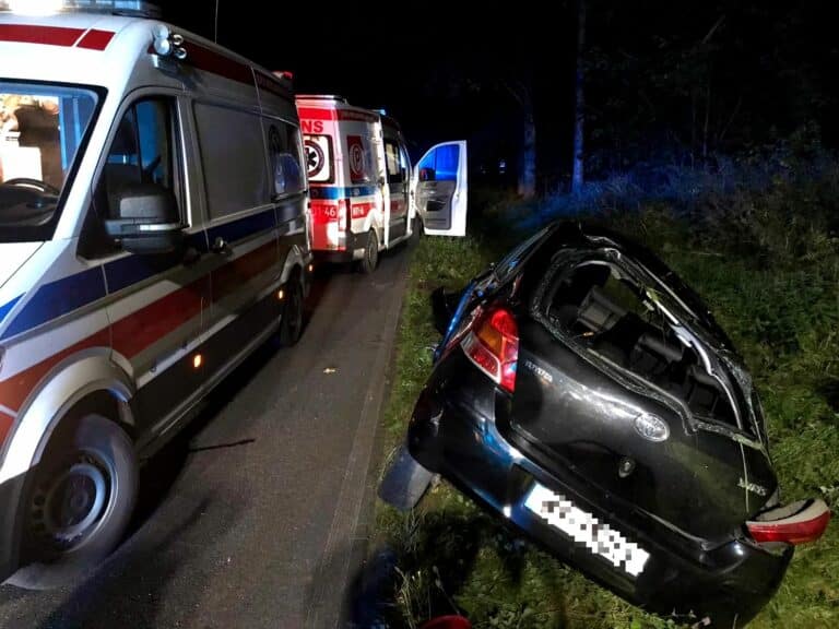 Kierująca dachowała w przydrożnym rowie. W aucie było troje pasażerów