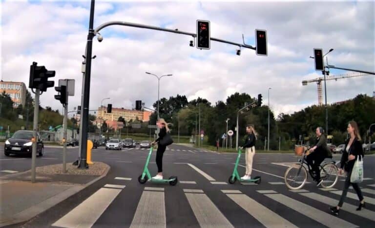 Kierująca zignorowała czerwone światło? Blondynka na hulajnodze mogła stracić życie