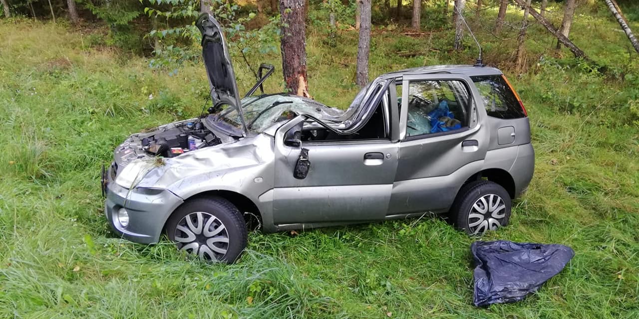 Wypadek samochodu osobowego. Dwie osoby w szpitalu wypadek Olsztyn, Wiadomości, zShowcase