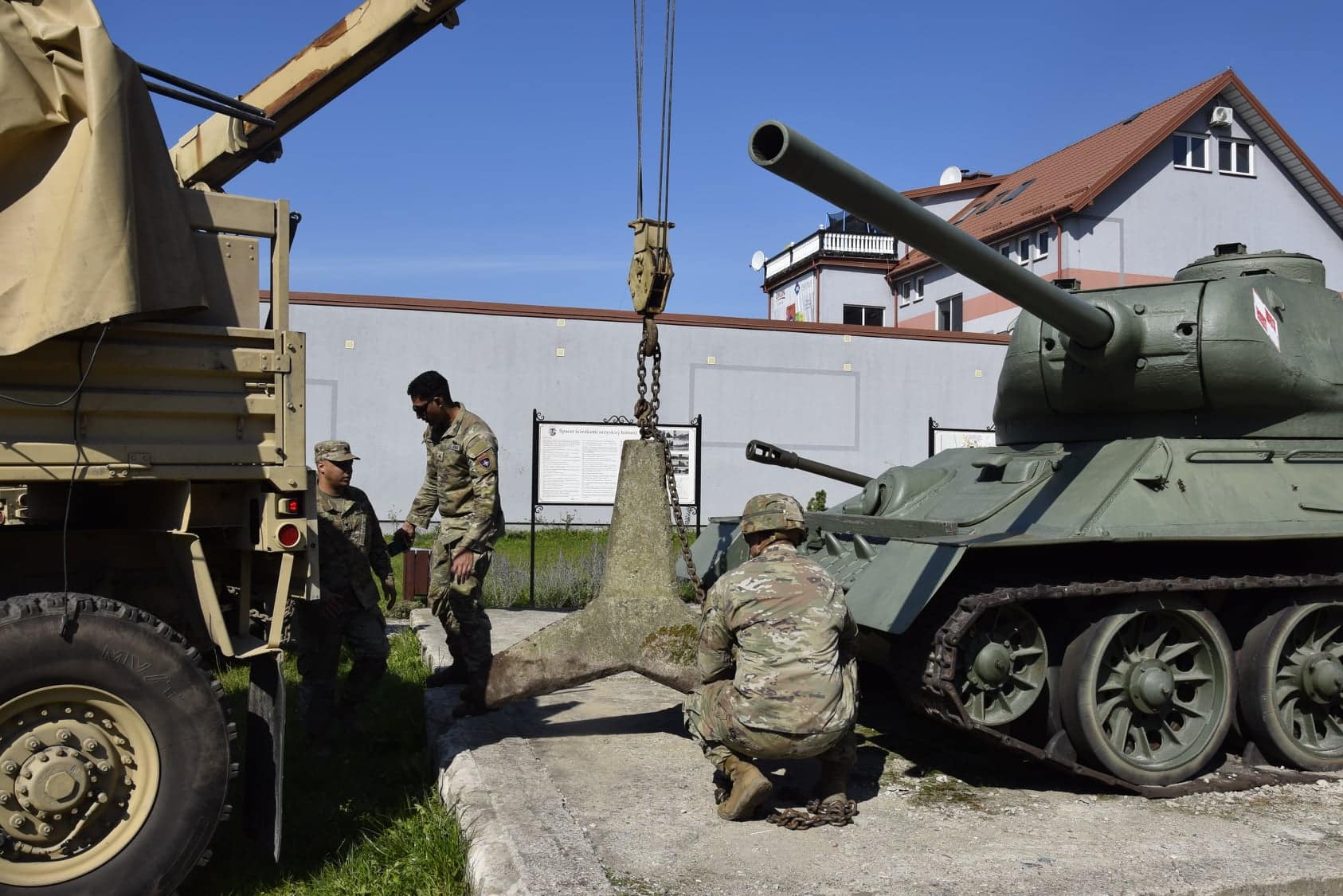 Amerykańskie wojsko pomogło wydobyć 300-kilowy sprzęt Orzysz Olsztyn, Wiadomości, zShowcase