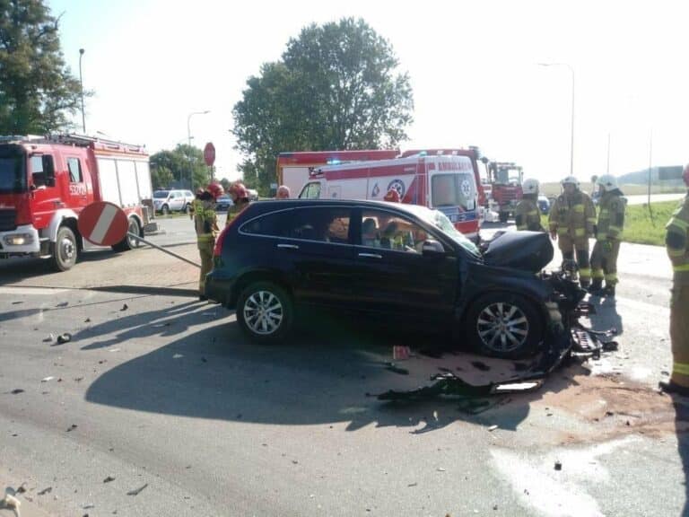 Wypadek z udziałem ciężarówki i dwóch aut osobowych. Są ranni