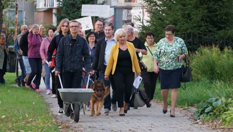 Zamierzali wywieźć prezesa na taczce. Uciekając o mało nie rozjechał dziennikarza TVP