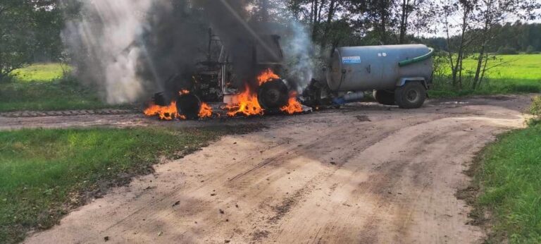 Pożar ciągnika rolniczego. W akcji wzięły udział cztery jednostki straży
