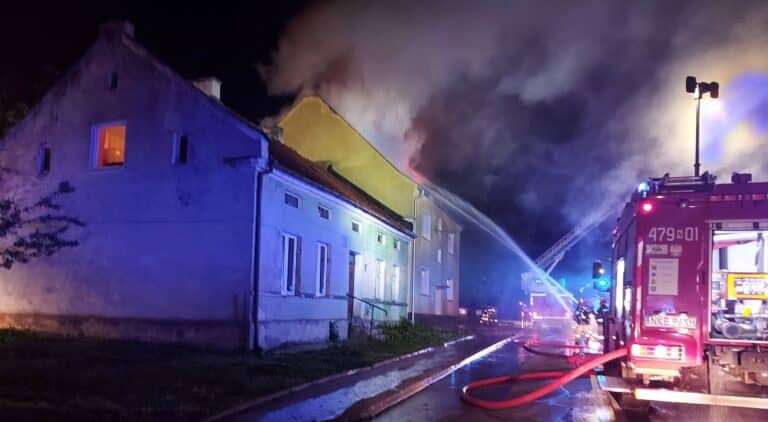 Pożar budynku wielorodzinnego. Dwie osoby z poparzeniami