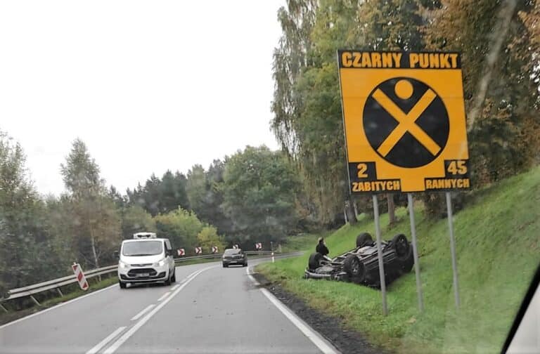 Kobieta dachowała tuż za znakiem &bdquo;Czarny Punkt&rdquo;