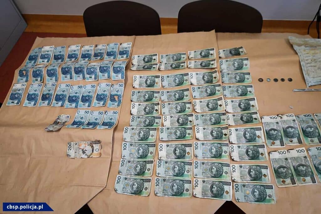 Gang ukradł sejf. Policjanci odnaleźli kopertę z pieniędzmi przeoczoną przez sprawców kradzież Wiadomości, Olsztyn