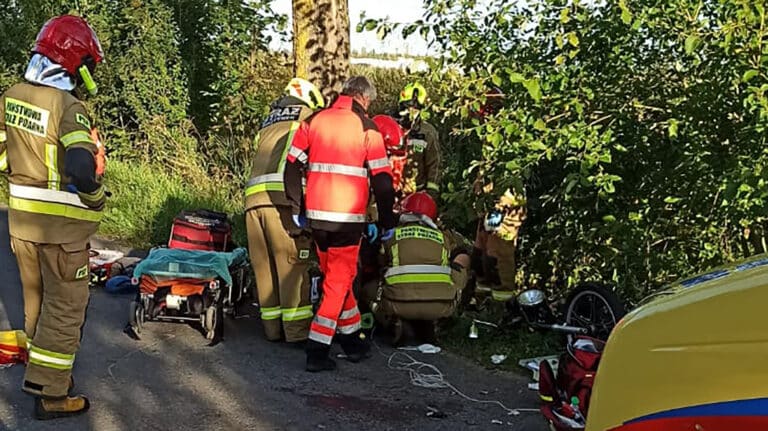 Motorowerzysta zderzył się czołowo z autem. Helikopter zabrał go do szpitala