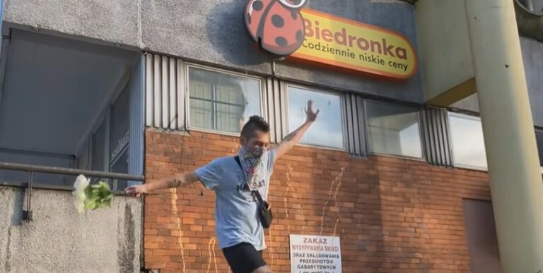 Kontrowersyjny i wulgarny muzyk odwiedzi Olsztyn. Promuje go Miejski Ośrodek Kultury