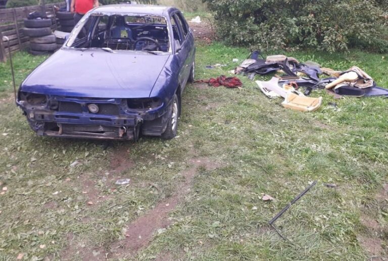 Demontował swoje auto na podw&oacute;rku. Złapała go Straż Miejska