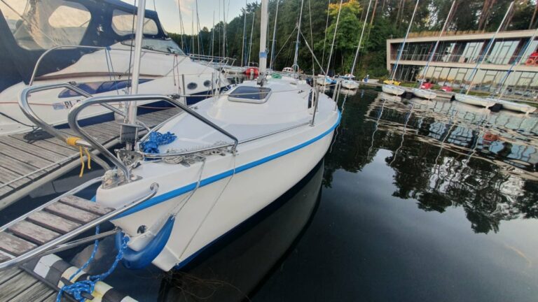 Groźna kolizja na jeziorze Ukiel. Skuter wodny uderzył w żagl&oacute;wkę