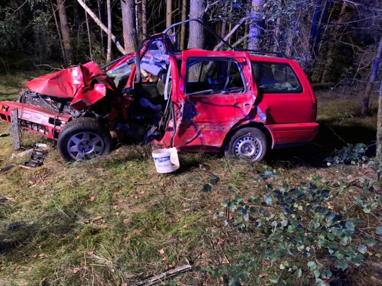 Wpadł z impetem na drzewo. Śmiertelny wypadek