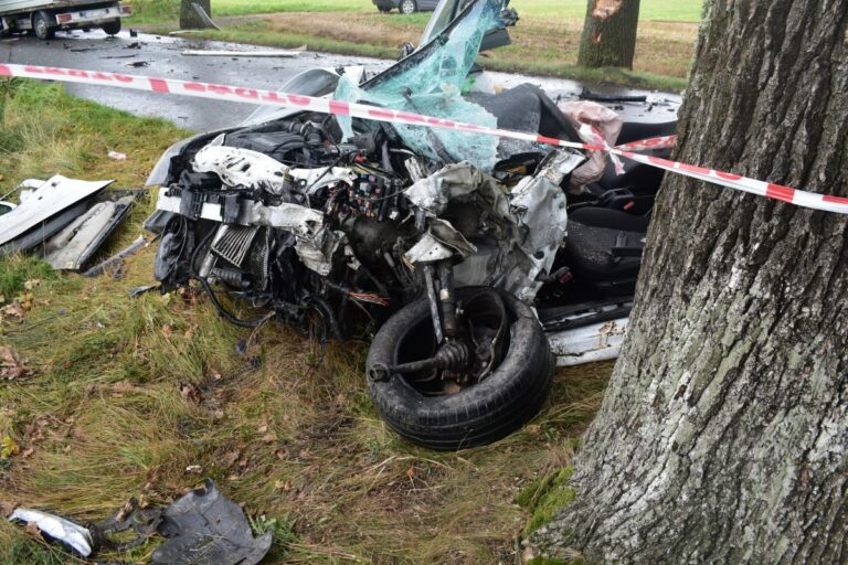 Dwa samochody zderzyły się czołowo. Kierowcy roztrzaskanych aut trafili do szpitala