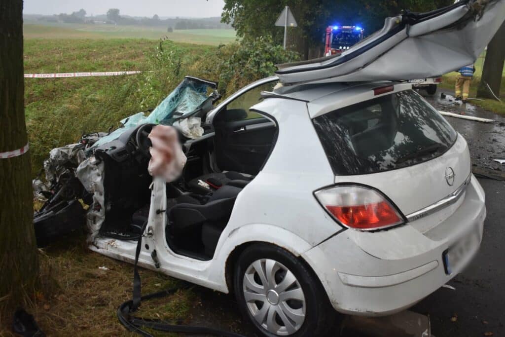 Dwa samochody zderzyły się czołowo. Kierowcy roztrzaskanych aut trafili do szpitala wypadek Wiadomości, Iława