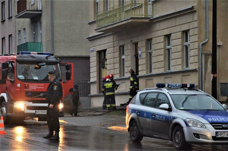 34-latek ratował życie skacząc z okna. Dostał kilka cios&oacute;w nożem od partnerki