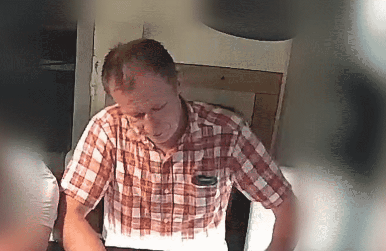 Schował do kieszeni coś, co nie należało do niego