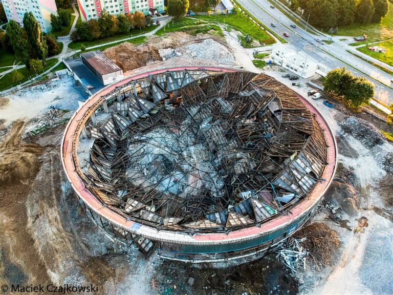 Filmik z drona nagrany chwilę po zwaleniu się kopuły Hali Uranii