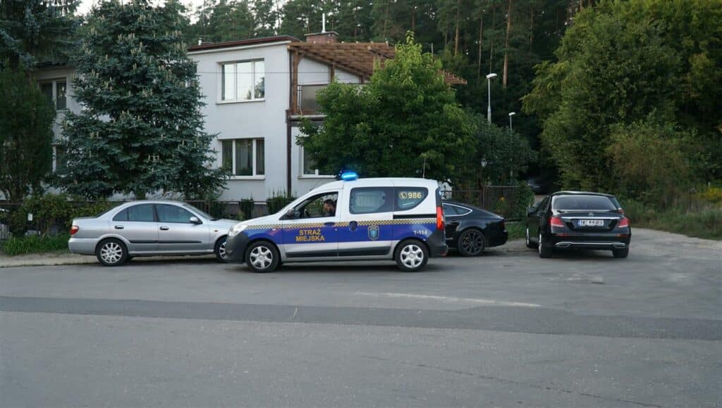 Rodzice przyjechali na zebranie do szkoły. Sąsiad wezwał służby, bo źle zaparkowali Wiadomości, Olsztyn