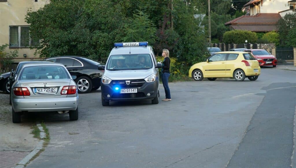 Rodzice przyjechali na zebranie do szkoły. Sąsiad wezwał służby, bo źle zaparkowali Wiadomości, Olsztyn