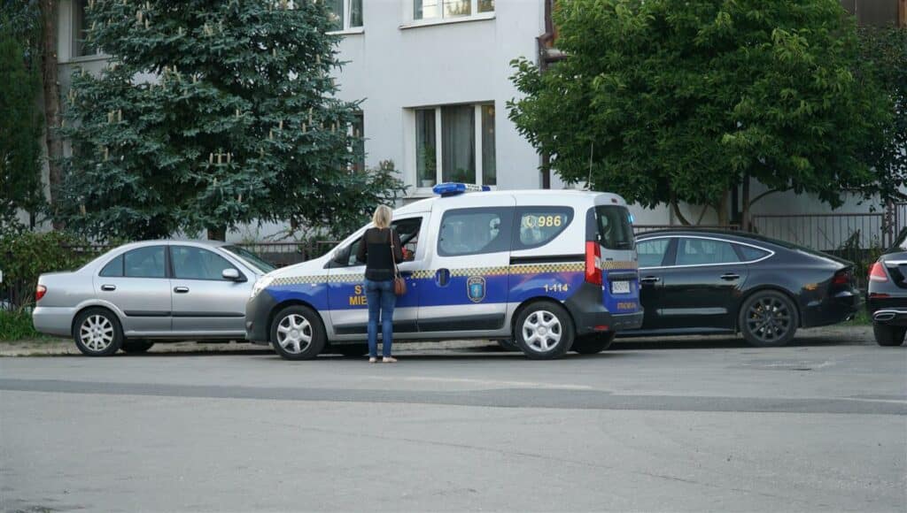 Rodzice przyjechali na zebranie do szkoły. Sąsiad wezwał służby, bo źle zaparkowali Wiadomości, Olsztyn