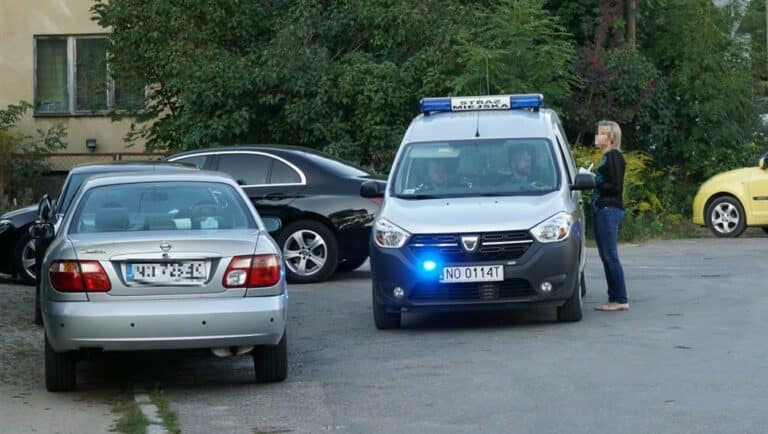 Rodzice przyjechali na zebranie do szkoły. Sąsiad wezwał służby, bo źle zaparkowali