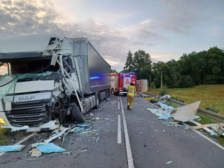 Zablokowana droga krajowa pod Olsztynem. Doszło do czołowego zderzenia
