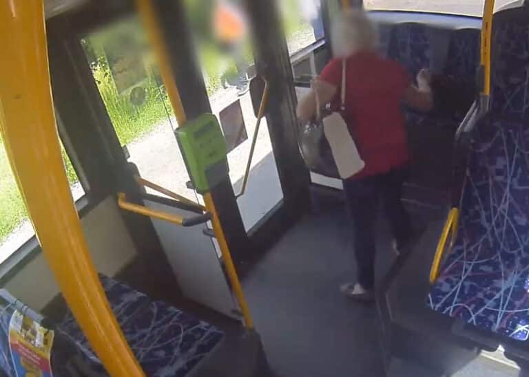 Policjanci złapali 57-latkę, kt&oacute;ra przywłaszczyła sobie nie swoją torebkę