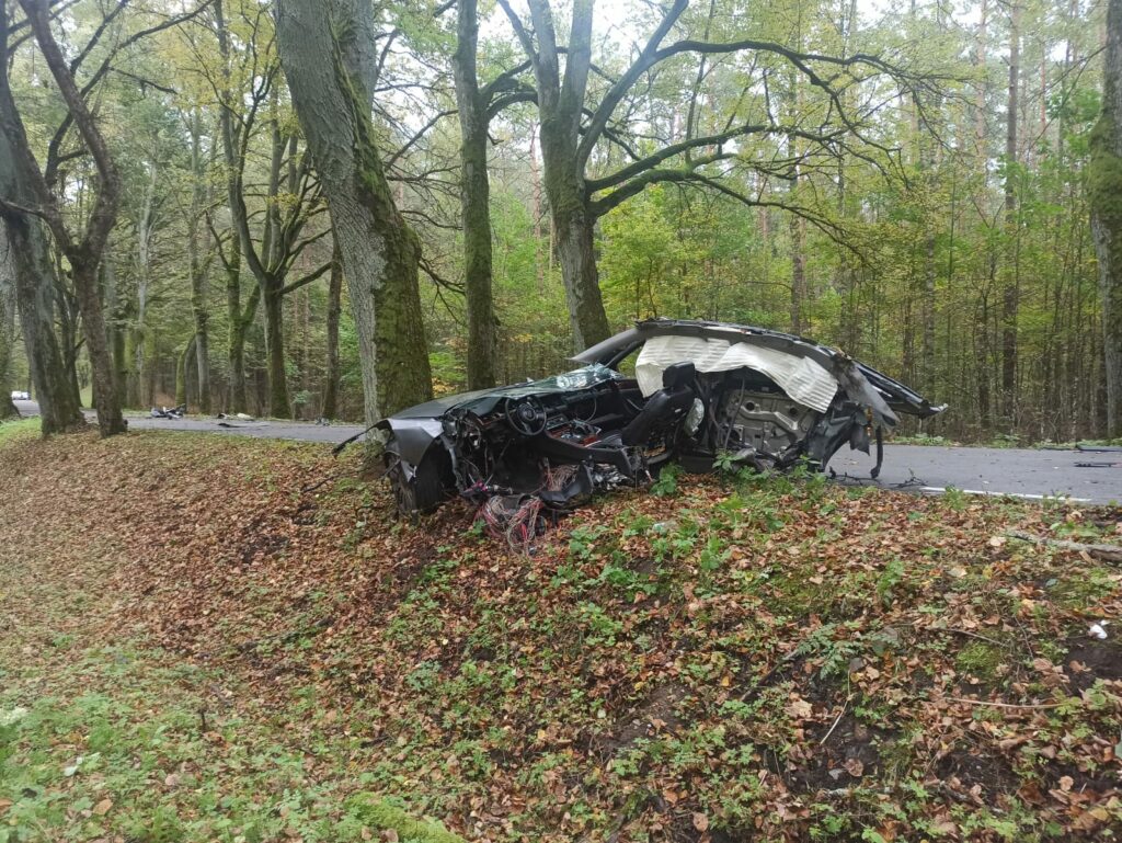 Kierowca zginął na miejscu. Na drzewie została tylko kierownica z fotelem wypadek Wiadomości, Olsztyn